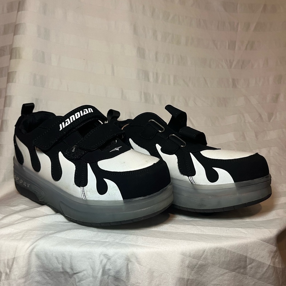 JianDian Kids Black White Flame Roller Shoes 2-Wheel Light Up Sneakers